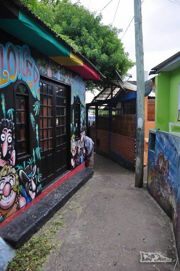 Caminhando nos becos da Barra da Lagoa, em Florianópolis, Santa Catarina